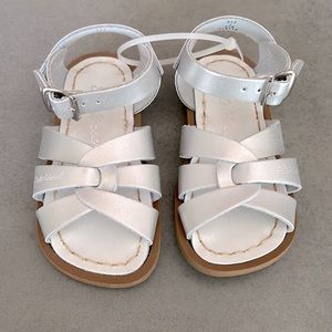 NEW Salt Water Sandals By Hoy Original Sandals Girls Walker Size 7 - Silver